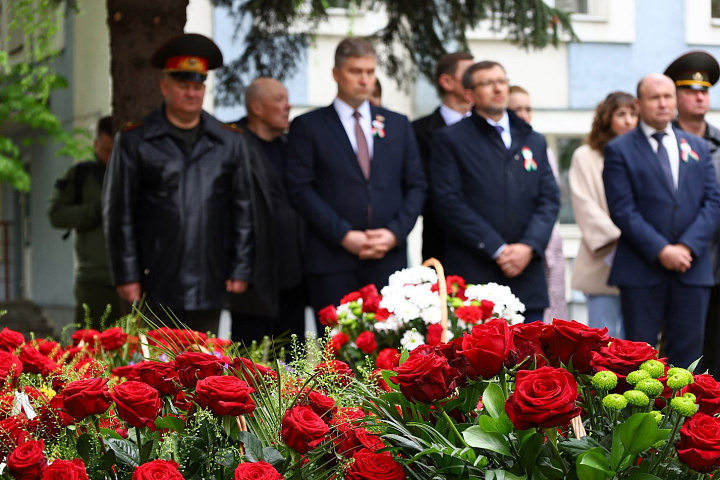 Торжественное возложение цветов к Мемориальному знаку воинам-связистам